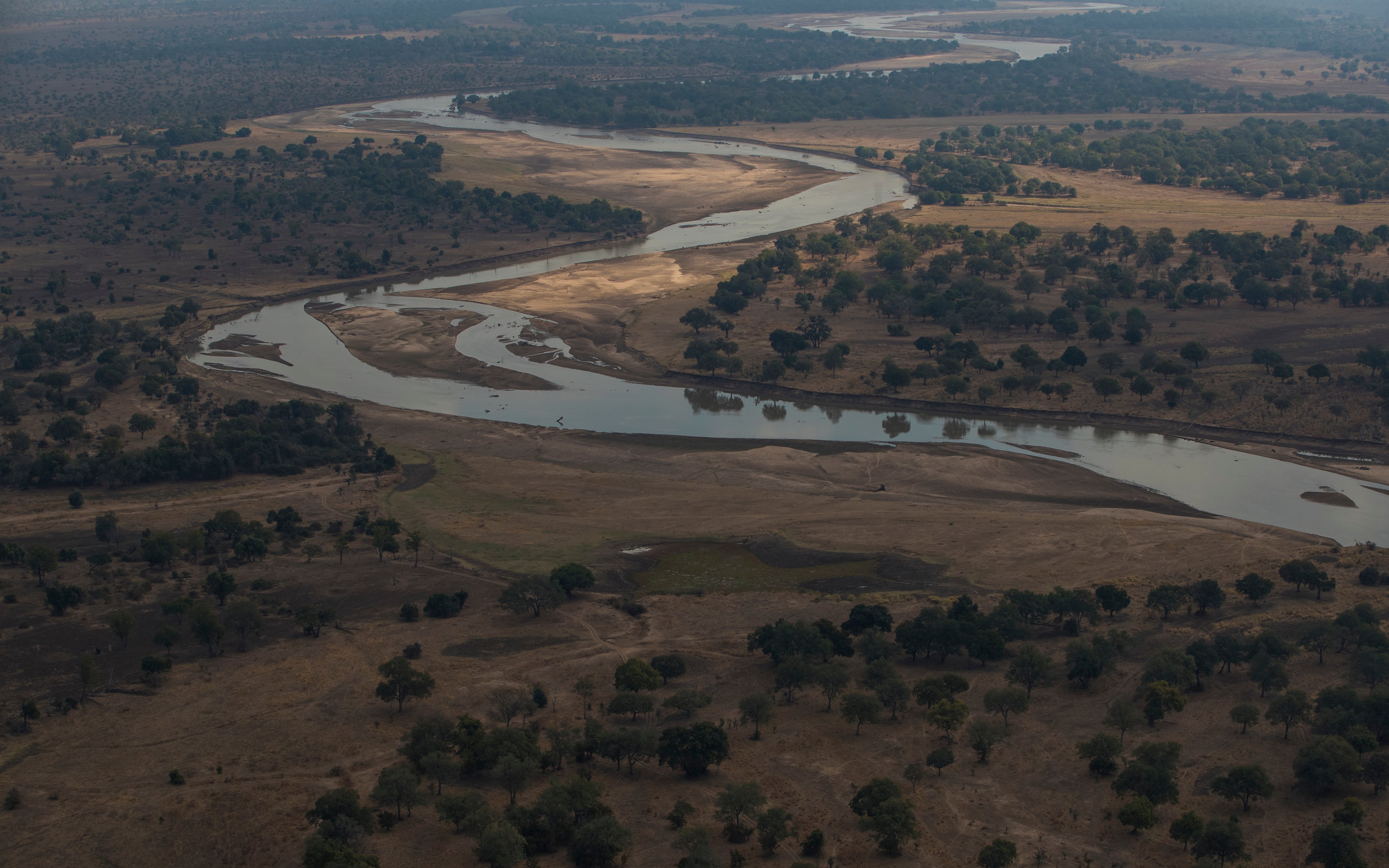 Luangwa-River-during-dry-season_WW248768